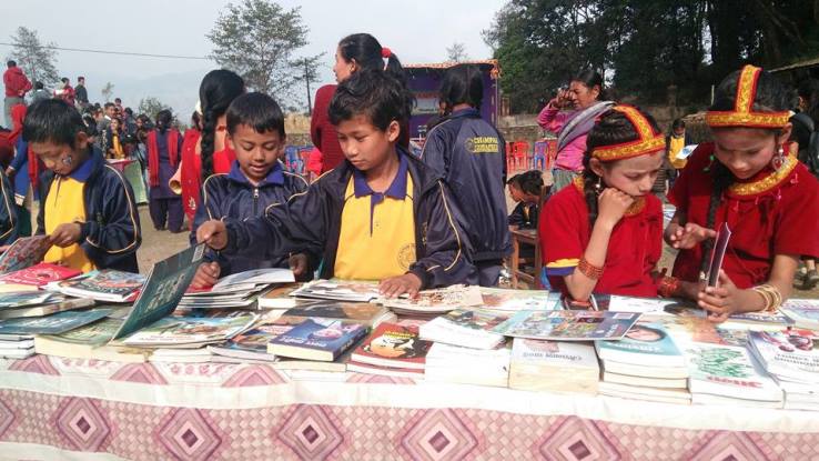 विद्यार्थीले बनाएका सामग्री सहित मेला 