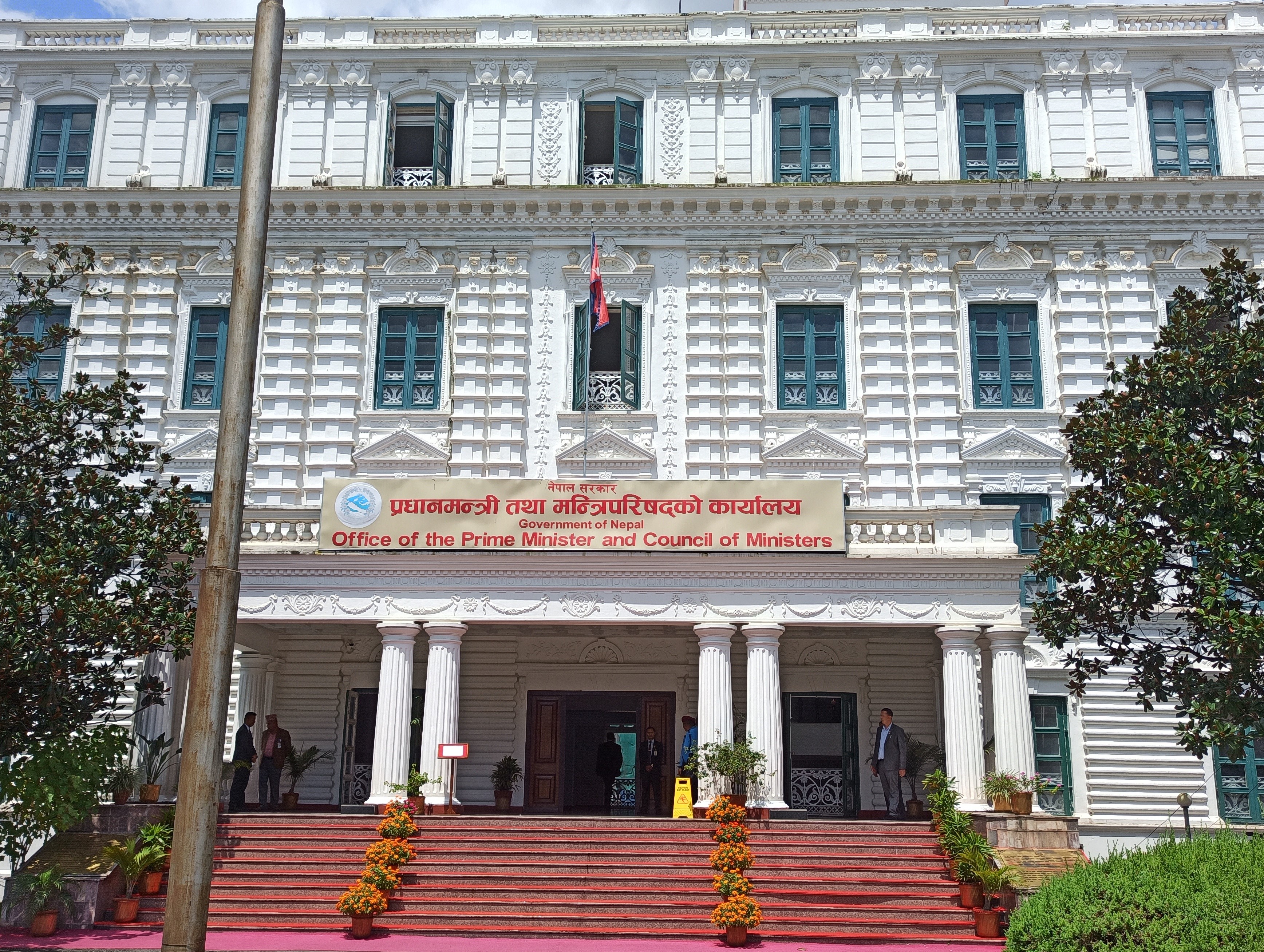 शिक्षकहरु दोश्रो दिन पनि सडकमै, 'सिंहदरबार' छलफलमा